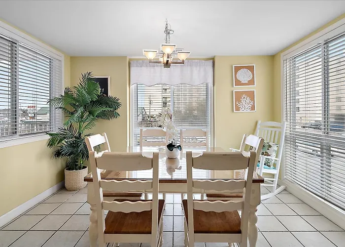Beautiful 3 Bedroom Steps From The Beach! Ferienhaus
