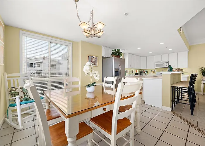 Beautiful 3 Bedroom Steps From The Beach! Ferienhaus