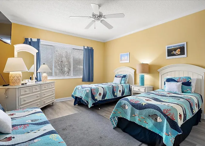 Beautiful 3 Bedroom Steps From The Beach! Ferienhaus
