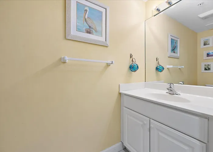 Beautiful 3 Bedroom Steps From The Beach! Ferienhaus *