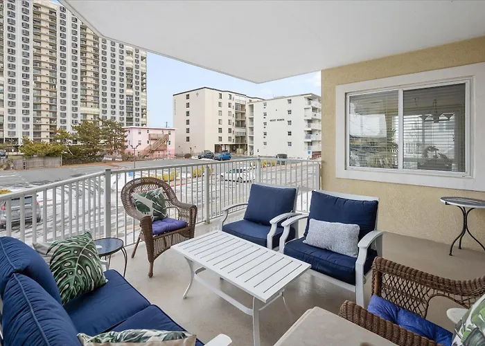 Ferienhaus Beautiful 3 Bedroom Steps From The Beach! *