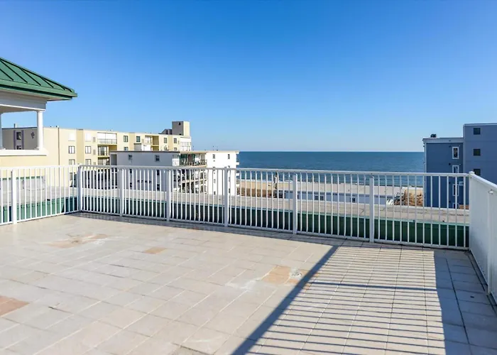 Beautiful 3 Bedroom Steps From The Beach! Ferienhaus