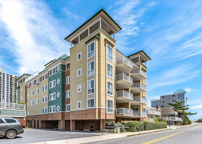 Beautiful 3 Bedroom Steps From The Beach! Ferienhaus